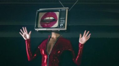 İnanılmaz bir kadın başı olarak, tv televizyon ile dans video, dudakları hareket var 