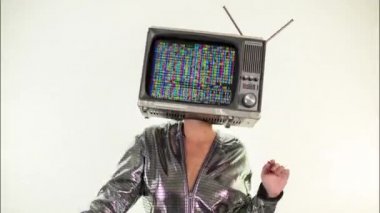 dans ve bir televizyon kafa olarak a ile poz inanılmaz bir kadın. tv var olan verileri ve kodu üzerinde oynama 