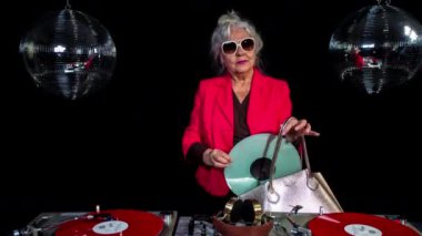 Disko stüdyosunun arka planında DJ büyükannenin plağı var.