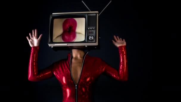 Удивительная Женщина Танцует Телевизором Качестве Головы Телевизора Видео Шевелящихся Губ — стоковое видео