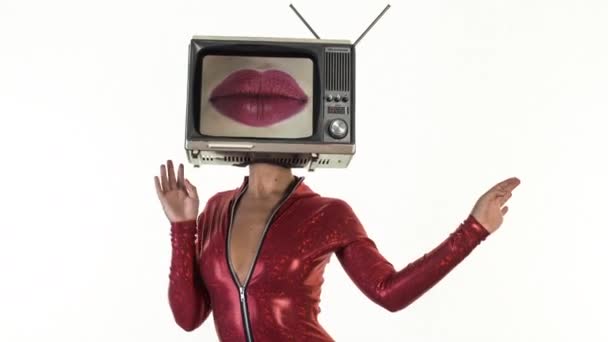 惊人的妇女跳舞以电视作为头 电视有移动的嘴唇的录影 — 图库视频影像