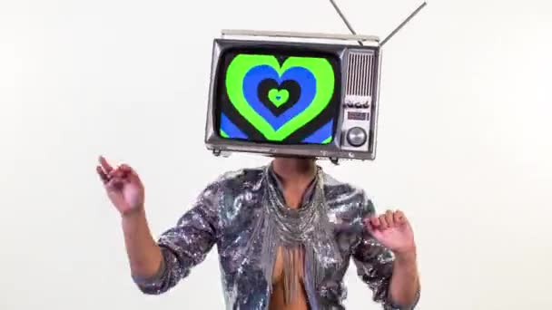 跳舞的妇女以电视作为头 电视显示抽象心脏 — 图库视频影像