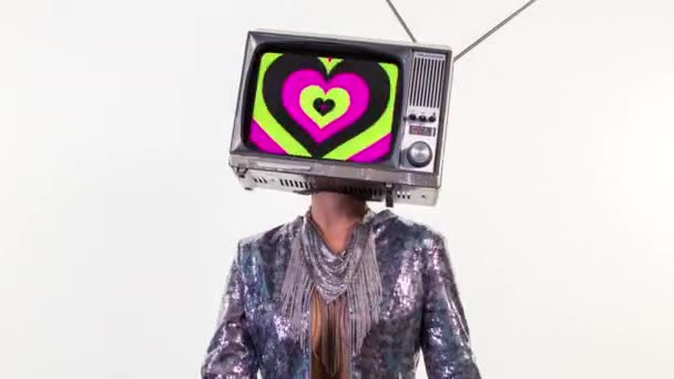 跳舞的妇女以电视作为头 电视显示抽象心脏 — 图库视频影像