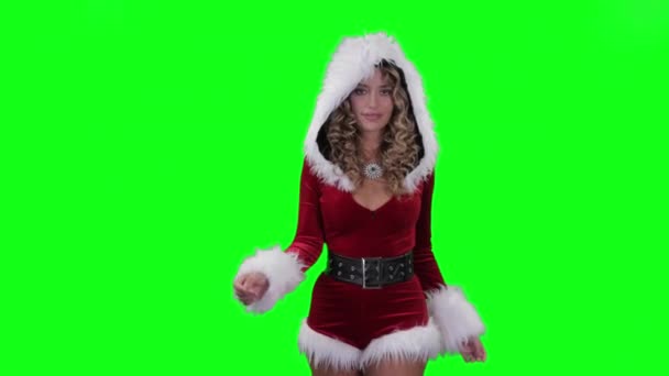 美丽的金发女郎跳舞在可爱的圣诞老人服装绿色背景 — 图库视频影像