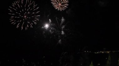 Gece gökyüzüne patlayan farklı renkli havai fişek