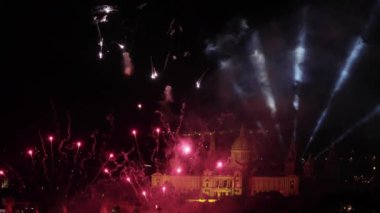 Gece gökyüzüne patlayan farklı renkli havai fişek