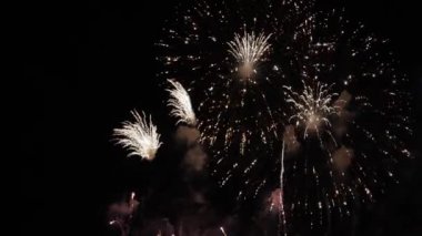 Şehir üzerinde patlayan farklı renkli havai fişek