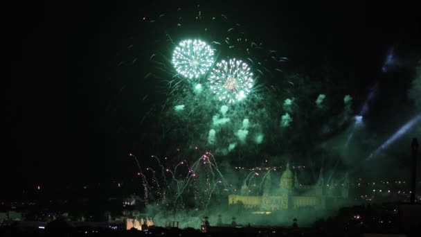 Fogos Artifício Coloridos Explodindo Exibição Sobre Cidade — Vídeo de Stock