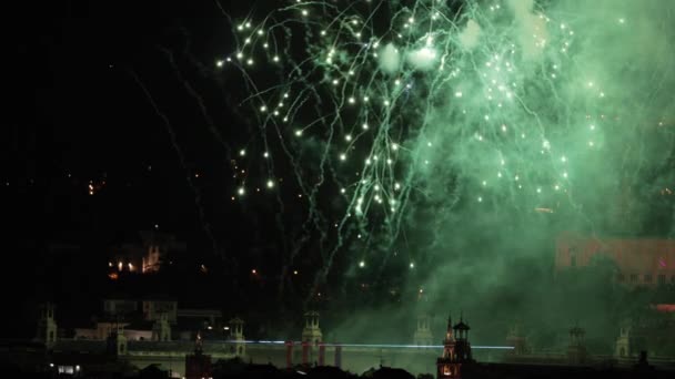 Fuochi Artificio Verdi Che Esplodono Sulla Città — Video Stock