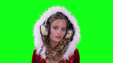 Sevimli Noel Baba kostüm yeşil arka plan üzerinde dans güzel sarışın kadın