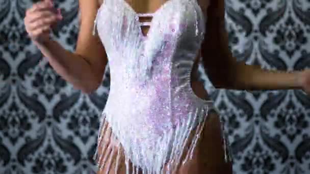 Sexy Vrouw Dansen Mooie Witte Sprankelende Kostuum — Stockvideo