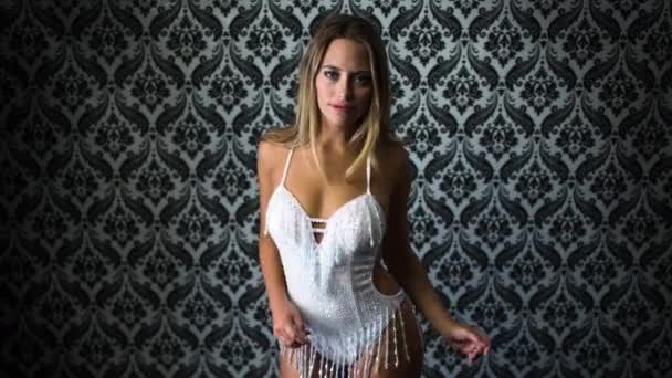Mulher Sexy Dançando Belo Traje Espumante Branco — Vídeo de Stock