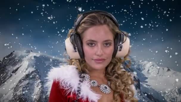 Femme Blonde Dansant Costume Père Noël Sur Fond Montagnes — Video