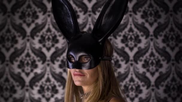 耳の大きなウサギのマスクと黒のラテックス体で踊るセクシーな女性 — ストック動画