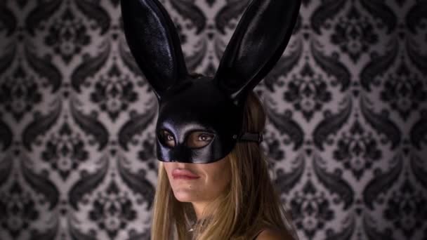 Sexig Kvinna Dans Med Stora Bunny Öron Mask Och Svart — Stockvideo