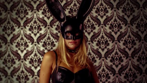 Сексуальная Женщина Танцует Большой Маской Кроличьих Ушей Черным Латексным Телом — стоковое видео