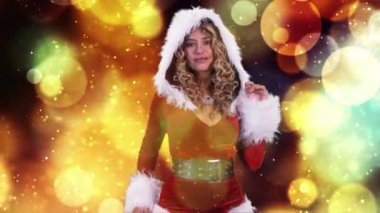 Noel Baba kostüm bokeh ile arka plan üzerinde dans kadın