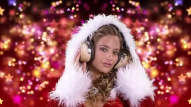 Noel Baba kostüm ve kulaklık kırmızı arka plan üzerinde dans kadın