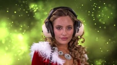 Noel Baba kostüm ve kulaklık üzerinde yeşil arka plan dans kadın