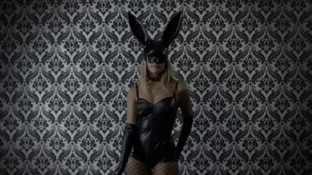 Сексуальна Жінка Танцює Великою Маскою Вух Кролика Чорним Тілом Латексу — стокове відео