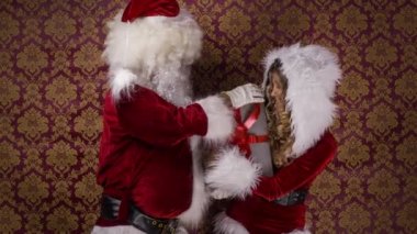 Noel Baba ve güzel Bayan claus. bir hediye üzerinde kavga