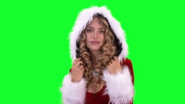 Çekici kadın Noel Baba kostüm yeşil arka plan üzerinde dans