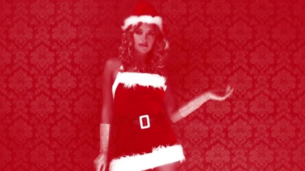 クリスマス時間ディスコ撮影のため古典的な壁紙に対してかわいいサンタ クロース衣装の美しい金髪女性の踊り — ストック動画