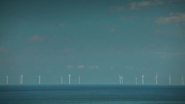Kuzey Denizi, kent, İngiltere'de temiz yenilenebilir enerji üreten offshore rüzgar türbinleri