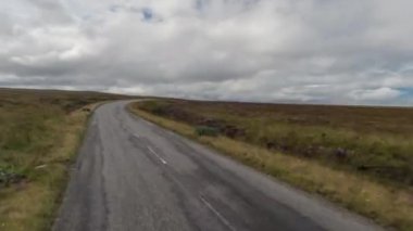 Hyperlapse İskoç dağlık güzel boş yollar aracılığıyla sürüş bir aracın ön bağlı kameradan Pov shot