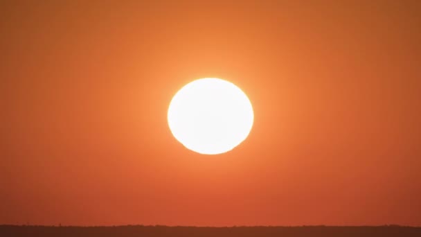 Indahnya Matahari Terbenam Waktu Tergelincir Atas Laut — Stok Video