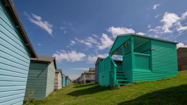 Time Lapse Traditional English Beach Huts Whistable Kent Inglaterra — Vídeo de Stock