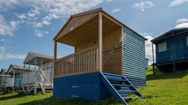 Time Lapse Traditional English Beach Huts Whistable Kent Inglaterra — Vídeo de Stock