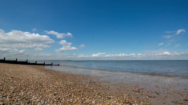 Lapso Tempo Uma Praia Seixos Assobiável Kent Inglaterra — Vídeo de Stock