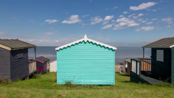 Time Lapse Traditional English Beach Huts Whistable Kent Inglaterra — Vídeo de Stock