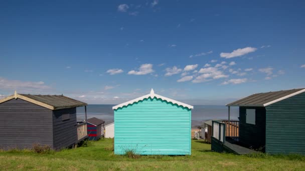 Whistable ケント イングランドの伝統的な英語のビーチ小屋の時間経過 — ストック動画