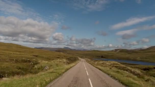 スコットランドの高地で美しい空 道路を介して駆動車の前面に装着されたカメラから Hyperlapse ハメ撮り撮影 — ストック動画