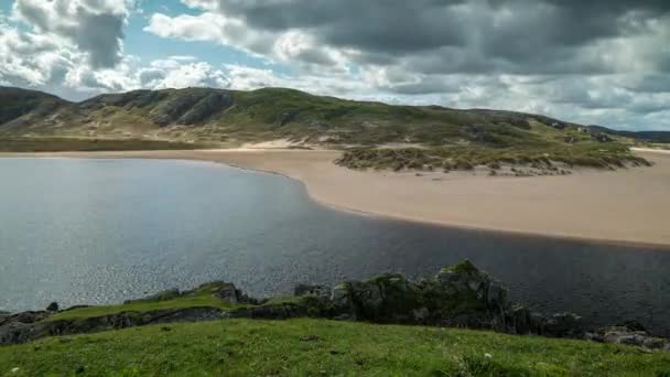 阳光明媚的日子 苏格兰北部海岸线上 Bettyhill 惊人海岸线的时间流逝 — 图库视频影像