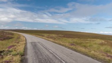 İskoç dağlık güzel boş yollar aracılığıyla sürüş bir aracın ön bağlı bir kamera çekim Pov