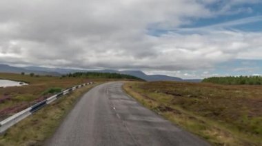 İskoç dağlık güzel boş yollar aracılığıyla sürüş bir aracın ön bağlı bir kamera çekim Pov