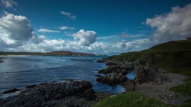 阳光明媚的日子 苏格兰北部海岸线上 Bettyhill 惊人海岸线的时间流逝 — 图库视频影像