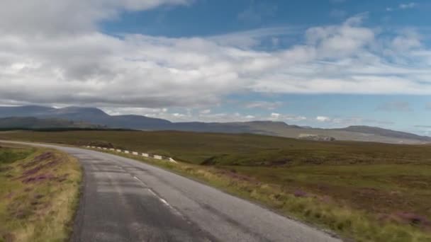 Skoç Dağlık Güzel Boş Yollar Aracılığıyla Sürüş Bir Aracın Bağlı — Stok video