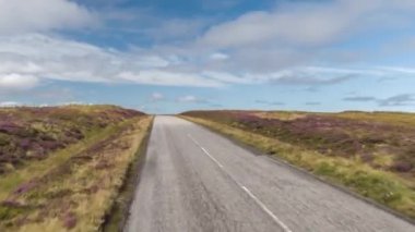 İskoç dağlık güzel boş yollar aracılığıyla sürüş bir aracın ön bağlı bir kamera çekim Pov