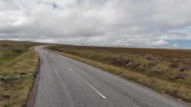 İskoç dağlık güzel boş yollar aracılığıyla sürüş bir aracın ön bağlı bir kamera çekim Pov