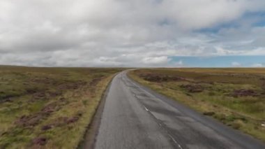 İskoç dağlık güzel boş yollar aracılığıyla sürüş bir aracın ön bağlı bir kamera çekim Pov