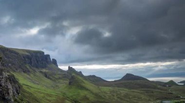 Zaman atlamalı Isle of skye, İskoçya güneşli dağlarda güzel quiraing dizi