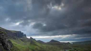 Zaman atlamalı Isle of skye, İskoçya güneşli dağlarda güzel quiraing dizi