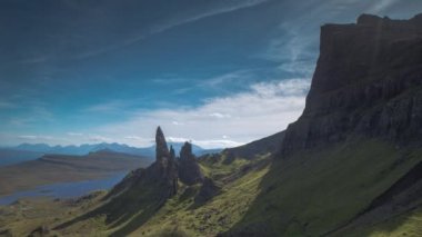 Zaman atlamalı güzel ve benzersiz ihtiyar Isle of skye, İskoçya güneşli storr kaya