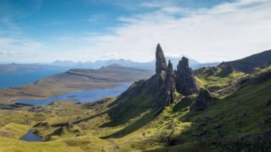 Zaman atlamalı güzel ve benzersiz ihtiyar Isle of skye, İskoçya güneşli storr kaya