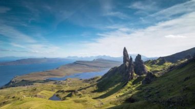 Zaman atlamalı güzel ve benzersiz ihtiyar Isle of skye, İskoçya güneşli storr kaya