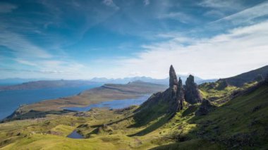 Zaman atlamalı güzel ve benzersiz ihtiyar Isle of skye, İskoçya güneşli storr kaya